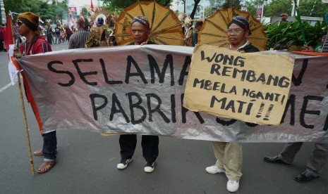 Warga Kabupaten Rembang pendukung pembangunan pabrik semen membentangkan spanduk dan poster saat berunjuk rasa di Semarang, Jawa Tengah, Selasa (27/12). M