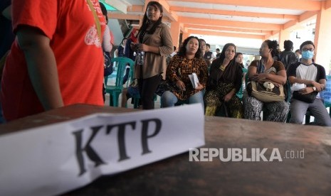 Warga Kalijodo mengantri untuk mendapatkan kunci Rusunawa Marunda Blok 11, Cilincing, Jakarta Utara, Senin (22/2). (Republika/Yasin Habibi)