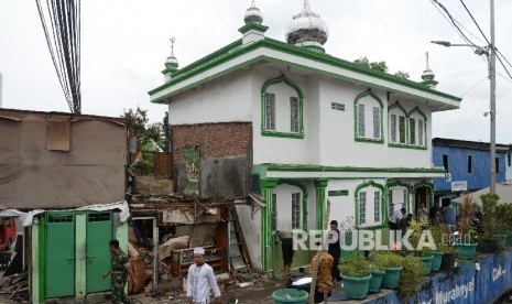   Warga Kalijodo usai melaksanakan ibadah salat Jumat di Masjid Nurul Hasanah, di Kalijodo, Jakarta, Jumat (26/2).  (Republika/Yasin Habibi)