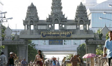 Warga Kamboja membawa barang dagangan di perbatasan Thailand-Kamboja di Aranyaprathet, Provinsi Sa Kaeo, Thailand.