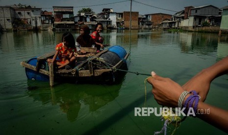 Warga Kampung Apung Jakarta beraktivitas menggunakan rakit dari tong dan drum bekas.