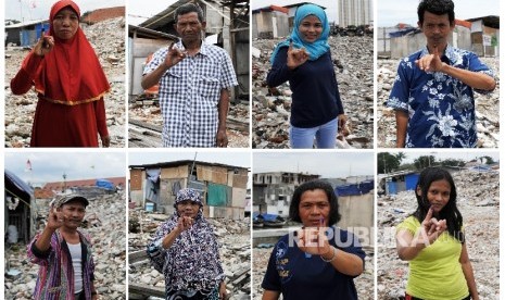 Warga Kampung Aquarium, Jakarta Utara, menunjukkan jarinya sebagai tanda telah mengikuti Pilkada DKI Jakarta di lokasi bekas penggusuran, Rabu (15/2).