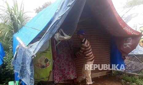 Warga Kampung Bolero, Desa Dayeuhkolot, Kabupaten Bandung terpaksa tinggal di tenda terpal di bantaran Sungai Citarum karena rumah mereka sering terendam banjir, (7/2). Hampir dua tahun lebih mereka bolak balik tinggal di tenda yang didirikan oleh warga.