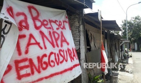 Warga kampung Jebres Tengah memasang spanduk bertuliskan penolakan penggusuran oleh Pemkot Solo