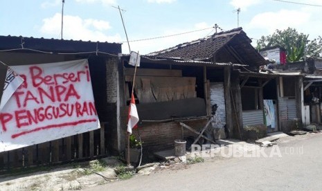 Warga kampung Jebres Tengah memasang spanduk bertuliskan penolakan penggusuran oleh Pemkot Solo