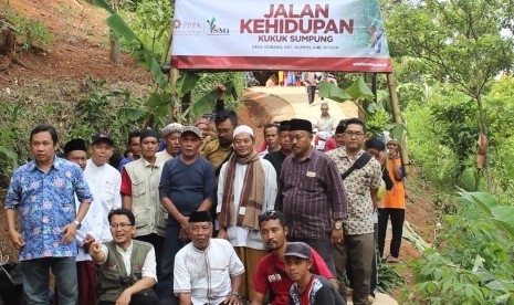 Warga Kampung Kukuk Sumpung dan Tim PPPA Daarul Quran