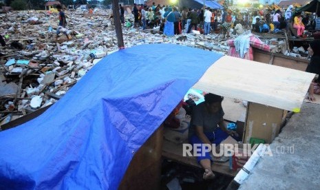 Warga Kampung Luar Batang korban penggusuran bertahan dibawah terpal di Penjaringan, Jakarta Utara, Selasa (19/4).  (Republika/Agung Supriyanto)