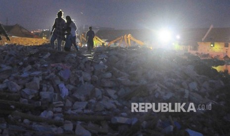  Warga Kampung Luar Batang korban penggusuran melintas diantara reruntuhan di Penjaringan, Jakarta Utara, Selasa (19/4). (Republika/Agung Supriyanto)