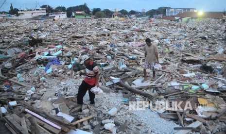  Warga Kampung Luar Batang korban penggusuran melintas diantara reruntuhan di Penjaringan, Jakarta Utara, Selasa (19/4). (Republika/Agung Supriyanto)