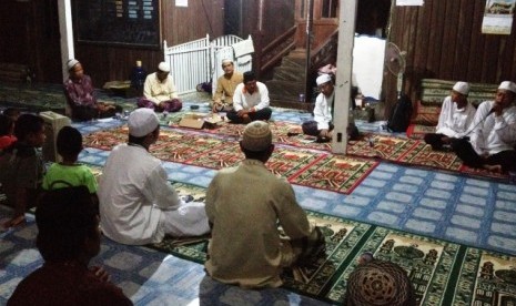 Warga Kampung Muara Siram, Kecamatan Bongan, Kutai Barat, saat mengikuti safari dakwah di Masjid Asshobirin.