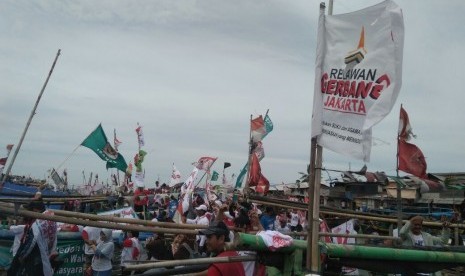 Warga Kampung Nelayan Cilincing mengikuti 'Parade Nelayan Tolak Reklamasi' Anies Baswedan-Sandiaga Uno di Cilincing, Jakarta Utara, Rabu (8/2). Parade ini bertajuk 'Laut Berdaya, Nelayan Berjaya, Reklamasi tak Perlu Ada'.