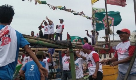 Warga Kampung Nelayan Cilincing mengikuti 'Parade Nelayan Tolak Reklamasi' Anies Baswedan-Sandiaga Uno di Cilincing, Jakarta Utara, Rabu (8/2). Parade ini bertajuk 'Laut Berdaya, Nelayan Berjaya, Reklamasi tak Perlu Ada'.