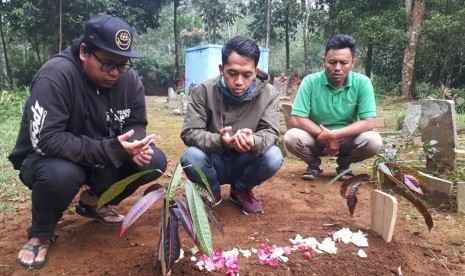 Warga Kampung Pasir Muncang, Desa Pusakmulya, Kecamatan Kiara Pedes, Purwakarta, sedang berdo'a di makam bayi malang Dian Asriani yang dikubur oleh ibu kandungnya dalam kondisi hidup, Ahad (21/4).