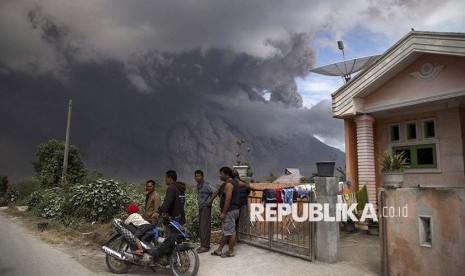 Warga Karo, Sumatra Utara menonton  Gunung Sinabung yang kembali meletus, Rabu (2/8)