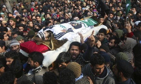 Warga Kashmir membawa janazah gerilyawan yang tewas Fardeen Ahamed saat pemakamannya, 45 kilometer selatan Srinagar, Kashmir, Senin (1/1). 