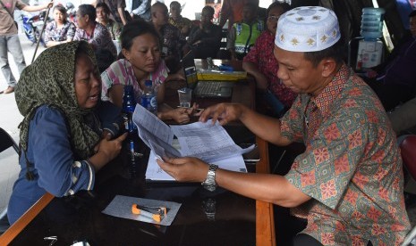 Warga kawasan Pasar Ikan menyerahkan data untuk pendataan relokasi warga di posko relokasi revitalisasi kawasan Wisata Bahari, Jakarta, Jumat (1/4). 