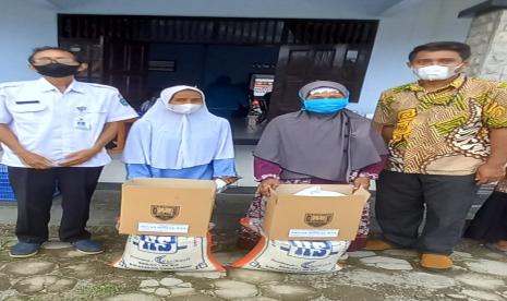 Warga Kebumen penerima bantuan sosial paket sembako. 