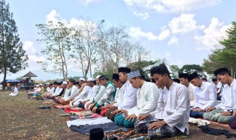 Warga Kecamatan Mangkubumi, Kota Tasikmalaya, melaksanakan shalat istisqa di pinggir Situ Gede, Jumat (4/10). 