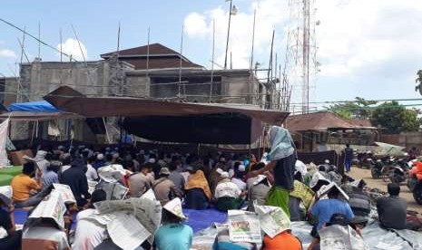 Warga Kecamatan Pemenang, Kabupaten Lombok  Utara menggelar shalat Jumat perdana pascagempa di lapangan terbuka, Jumat (10/8).