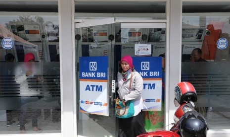 Warga keluar dari Galeri e-Banking BRI di Kota Kediri, Jawa Timur, Rabu (13/3). Belakangan marak terjadi kejahatan skimming yang membobol saldo nasabah.