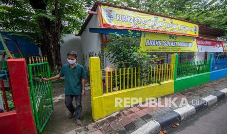 Warga keluar dari gerbang ruang isolasi mandiri bagi warga yang menderita COVID-19 di Kampung Tangguh Jaya RW 9, Johar Baru, Jakarta Pusat, Sabtu (30/1/2021). Selain untuk meningkatkan kesadaran warga dalam menjalankan protokol kesehatan guna memutus penularan COVID-19, program Kampung Tangguh Jaya juga bertujuan dalam penanganan bersama pada warga terpapar virus corona, antara lain melalui penyediaan ruang isolasi mandiri, penyediaan logistik gratis, penjualan Sembako murah, serta penyediaan sumber pangan secara mandiri (lele dan sayuran hidroponik) kepada warga terpapar dan terdampak. 