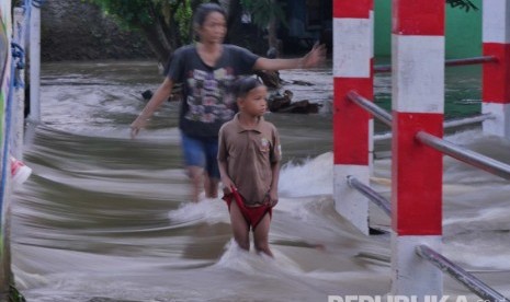 Warga Kelurahan Bangka berusaha melintasi tepi Kali Mampang yang meluap (ilustrasi)