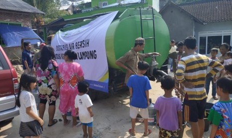 Warga Kelurahan Kaliawi Persada Kota Bandar Lampung mengambil air bersih yang dikirim ACT Lampung, Jumat (12/7).