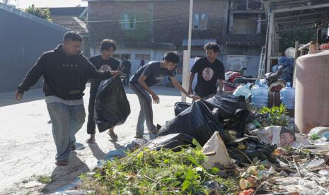 Warga Kelurahan Karunrung, Kecamatan Rappocini, Kota Makassar tampak kompak menjaga kebersihan dan keindahan bagi lingkungan pemukiman sekitar. 