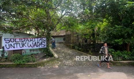 Warga kembali beraktifitas di Desa Wadas, Purworejo, Jawa Tengah, Senin (14/2/2022). Kegiatan warga berlangsung normal pascapenarikan aparat kepolisian dari Desa Wadas. Kondisi desa juga mulai kondusif pascapenangkapan warga pekan lalu. Diketahui 63 warga ditangkap kepolisian bersamaan dengan pengukuran tanah warga yang setuju dengan penambangan batu andesit untuk Bendungan Bener di Wadas.