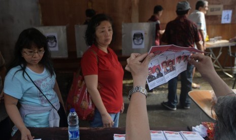 Warga keturunan Tionghoa bersiap memberikan hak suara dalam Pilkada DKI Jakarta, Rabu (15/2)