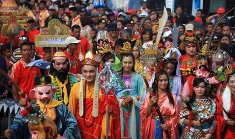 Warga keturunan Tionghoa dan etnis lainnya mengikuti kirab tradisi Grebeg Sudiro di Solo, Jawa Tengah