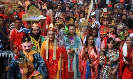 Warga keturunan Tionghoa dan etnis lainnya mengikuti kirab tradisi Grebeg Sudiro di Solo, Jawa Tengah, Ahad (15/2). 