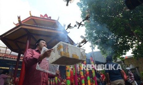 Warga keturunan Cina melepas burung dalam rangka menyambut tahun baru Imlek. (Ilustrasi)