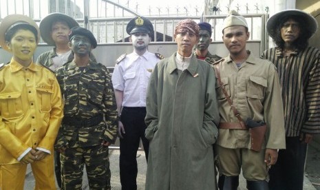 Warga Koja berkostum pahlawan saat menggelar upacara peringatan Hari Pahlawan