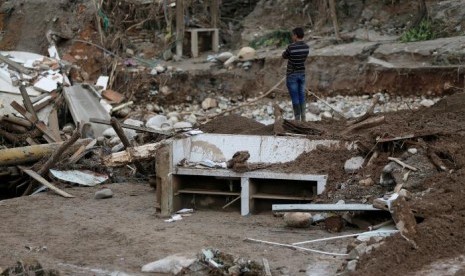 Warga Kolombia menyaksikan kehancuran akibat banjir dan longsor di Mocoa, Kolombia, 2 April 2017.