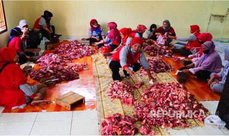 Warga Kompleks Jaka Purwa Bandung memotong-motong daging hewan kurban untuk kemudian dibagikan di Masjid Al Furqon Bandung, Ahad (10/7/2022). Tahun ini warga menyembelih 13 ekor sapi dan 14 ekor kambing yang didistribusikan ke sekitar wilayah perumahan warga. Pemkot Bandung Musnahkan 369 Kg Jeroan Hewan Qurban tak Layak Konsumsi