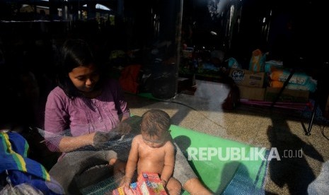 Warga korban banjir Cipinang Melayu beraktifitas di lokasi pengungsian di Masjid Univesitas Borobudur, Jakarta, Rabu (22/2). 