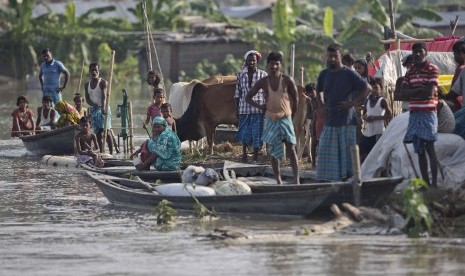  Warga korban banjir di Kampung Pokoria, sebelah timur utara Assam India, (14/8), menanti bantuan. Hujan deras telah mengakibatkan longsor dan banjir yang sudah menghilangkan nyawa di India, Nepal, dan Bangladesh.