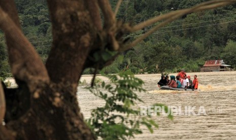 Warga korban banjir dievakuasi darurat oleh Basarnas Kendari dengan perahu karet di Mowewe, Kolaka Timur, Sulawesi Tenggara, Sabtu (21/7/2018). 