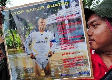 Warga korban banjir Kampung Pulo, Pondok Labu, Jakarta Selatan berunjuk rasa di depan Balaikota DKI Jakarta, Rabu (14/12). (Republika/Aditya)