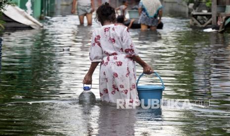 Warga korban banjir membawa air bersih di desa Kedungringin, Beji, Pasuruan, Jawa Timur, Rabu (4/11/2020). Air bersih yang disalurkan dari truk tangki bantuan dari Pemerintah Daerah setempat itu untuk warga yang kesulitan mendapatkan air bersih akibat banjir yang merendam kawasan tersebut selama lima hari. 