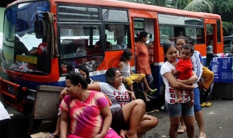   Warga korban banjir mengungsi di bus Metromini di Manggarai, Jakarta Selatan, Senin (13/1). (Republika/Yasin Habibi)