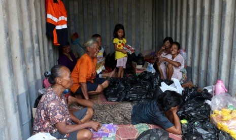 Warga korban banjir mengungsi di dalam kontainer kosong di Kampung Sepatan, Rorotan, Jakarta, Rabu (22/2).