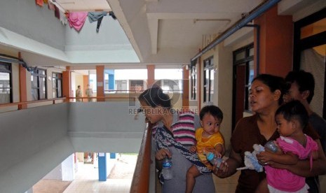   Warga korban banjir Muara Baru Penjaringan di Rusun Marunda, Jakarta Utara, Selasa (29/1).  (Republika/Agung Fatma Putra)