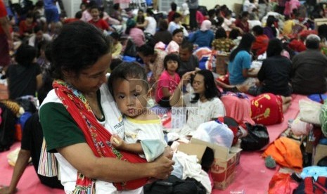 Warga korban banjir yang mengungsi di Gelanggang Olahraga Otista, Jakarta Timur.