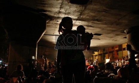  Warga korban bencana banjir luapan Sungai Ciliwung mengungsi di bawah jembatan layang Kampung Melayu, Jakarta, Ahad (20/1) malam. (Republika/Yasin Habibi)