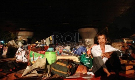  Warga korban bencana banjir luapan Sungai Ciliwung mengungsi di bawah jembatan layang Kampung Melayu, Jakarta, Ahad (20/1) malam. (Republika/Yasin Habibi)