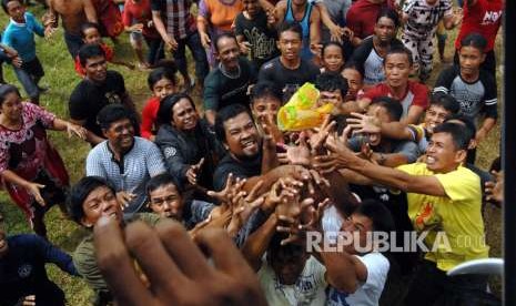 Warga korban gempa menerima pembagian logistik (ilustrasi)