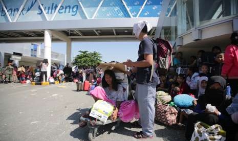 Warga korban gempa dan tsunami memadati Bandara Mutiara Sis Al Jufri untuk mengungsi ke provinsi lain di Palu, Sulawesi Tengah, Senin (1/10).