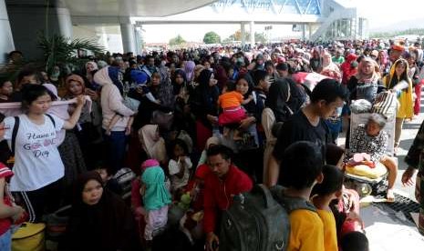 Warga korban gempa dan tsunami memadati Bandara Mutiara Sis Al Jufri untuk mengungsi ke provinsi lain di Palu, Sulawesi Tengah, Senin (1/10).